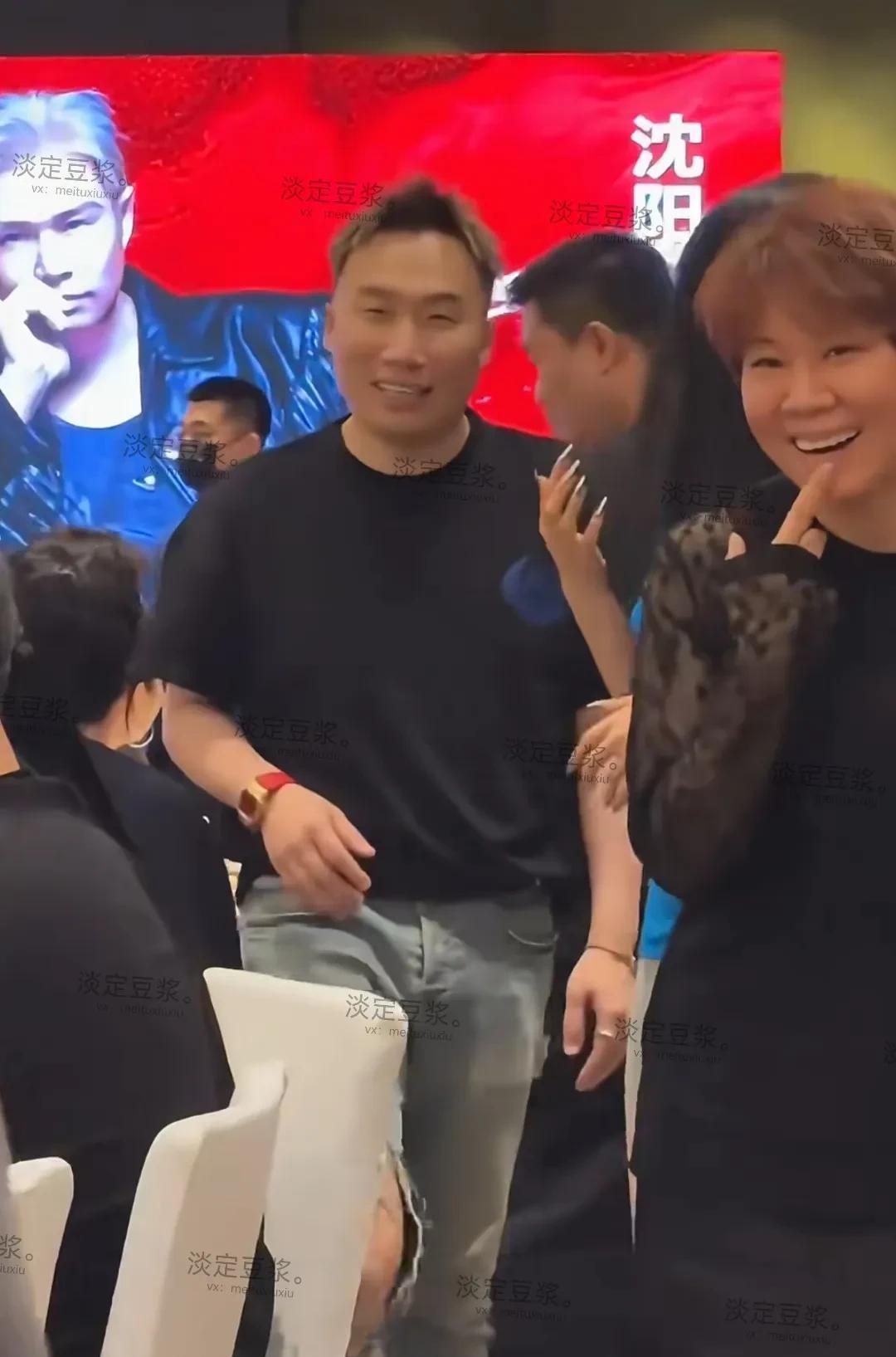 不管咋说，人家小沈阳把女儿和小舅子都捧红了，钱也挣到手了，看演唱会庆功晚宴上还是