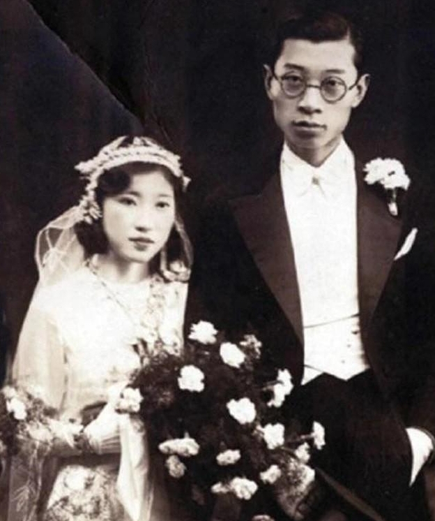 1939年，傅雷跟情人在书房约会，傅雷的妻子突然推门进来。只见她只是轻轻放下两杯