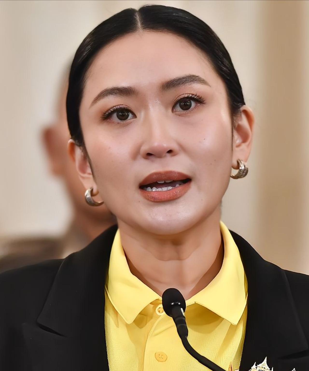 佩通坦五官惊艳，柳叶眉搭配裸色唇膏好美
6月19日，泰国总理佩通坦召开例行会议，