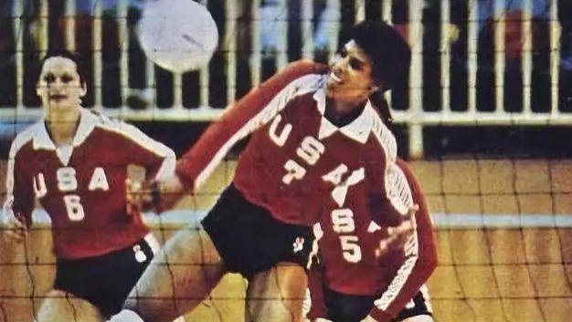 【海曼】昔日美国排球“第一炮手”猝死日本，郎平曾撰文讲述其未婚原因