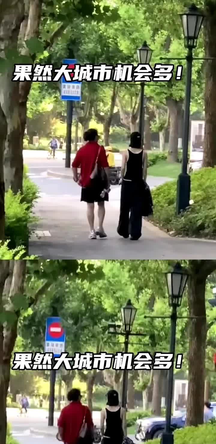 哇，又有路人偶遇赵丽颖了耶！
图片里赵丽颖身穿简约黑白吊带背心➕长裤，头戴鸭舌