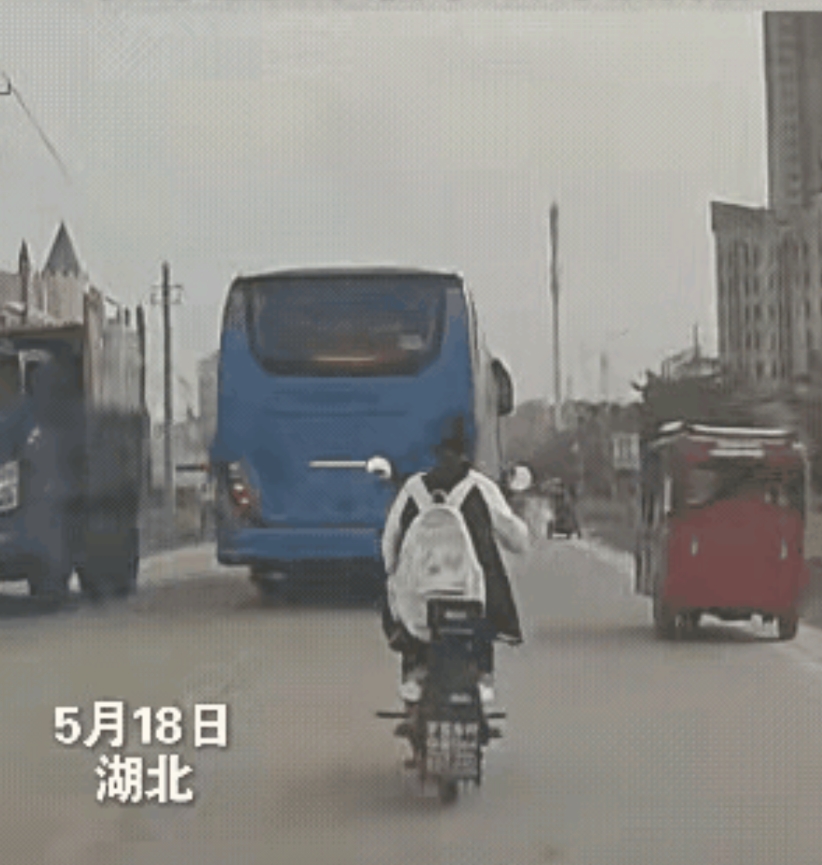 在这个年龄段，都不太会主动告知父母今天发生了任何事，哪怕是被人欺负了，甚至被打了