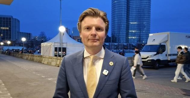 荷兰人喊话乌克兰要挺住，不要投降。
今天，在巴黎举行关于乌克兰的会议上，荷兰国防