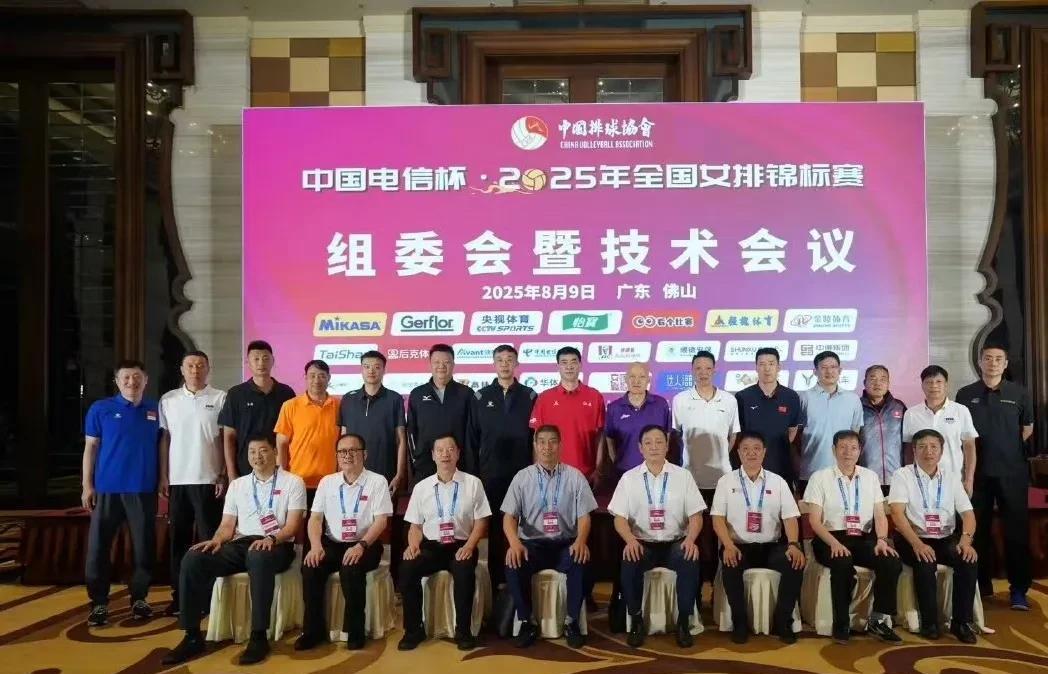 陈友泉“摇身一变”成为全锦赛大C位主教练，陈方和匡琦都只能靠边站，陈友泉两侧是胡