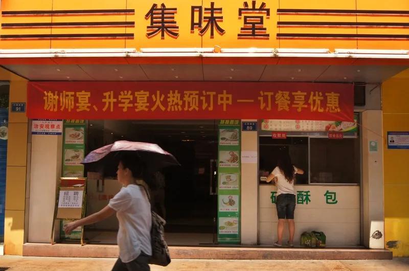 说到老师参加“谢师宴”的时候，有网友说，他就是一位高三的班主任老师，他连续教过好