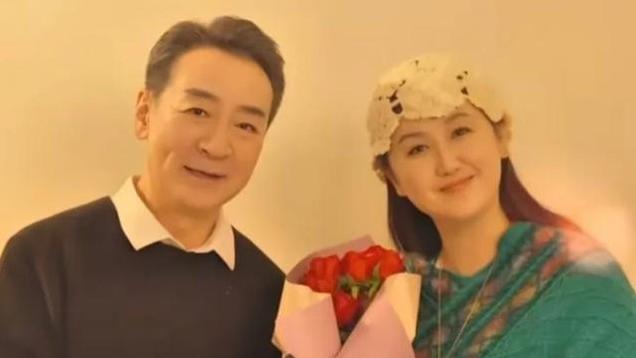 71岁寇振海表白小21岁娇妻，三个子女已长大成人，家中豪宅曝光