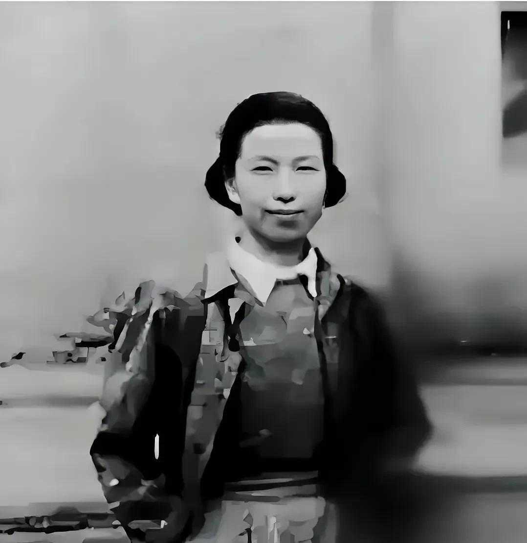 延安的黄土坡上，风总带着历史的回响。照片里的她站在窑洞前，蓝布褂子洗得发白，发梢