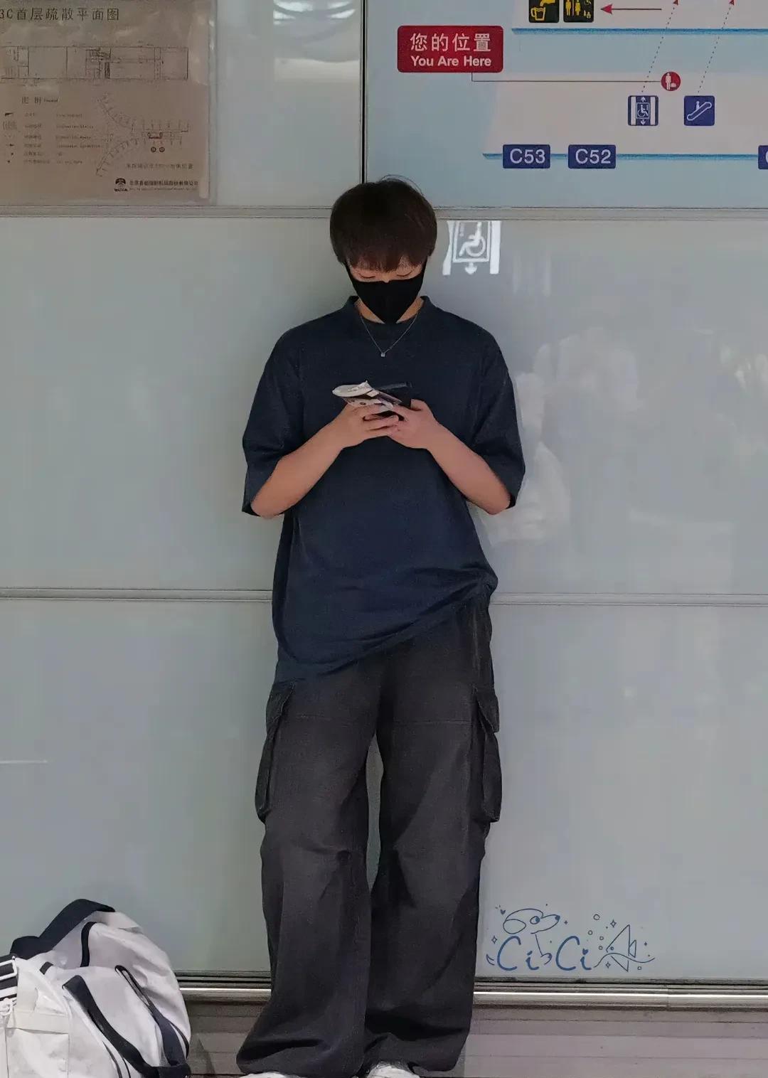 曼昱也一个人出发了，好像机场又迷糊了一会，找不到路了，有球迷告诉怎么走的，话说北