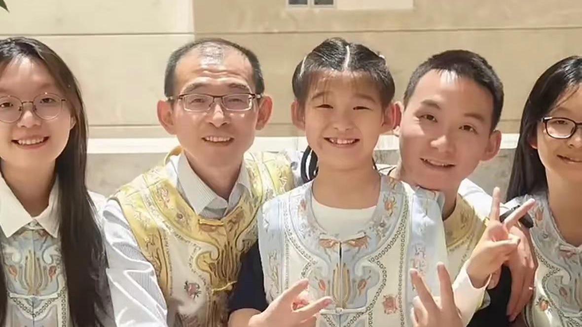 寻子24年终团圆，谢浩楠回南京上学前爬山，妈妈却未露面，几天后即将揭晓谜底