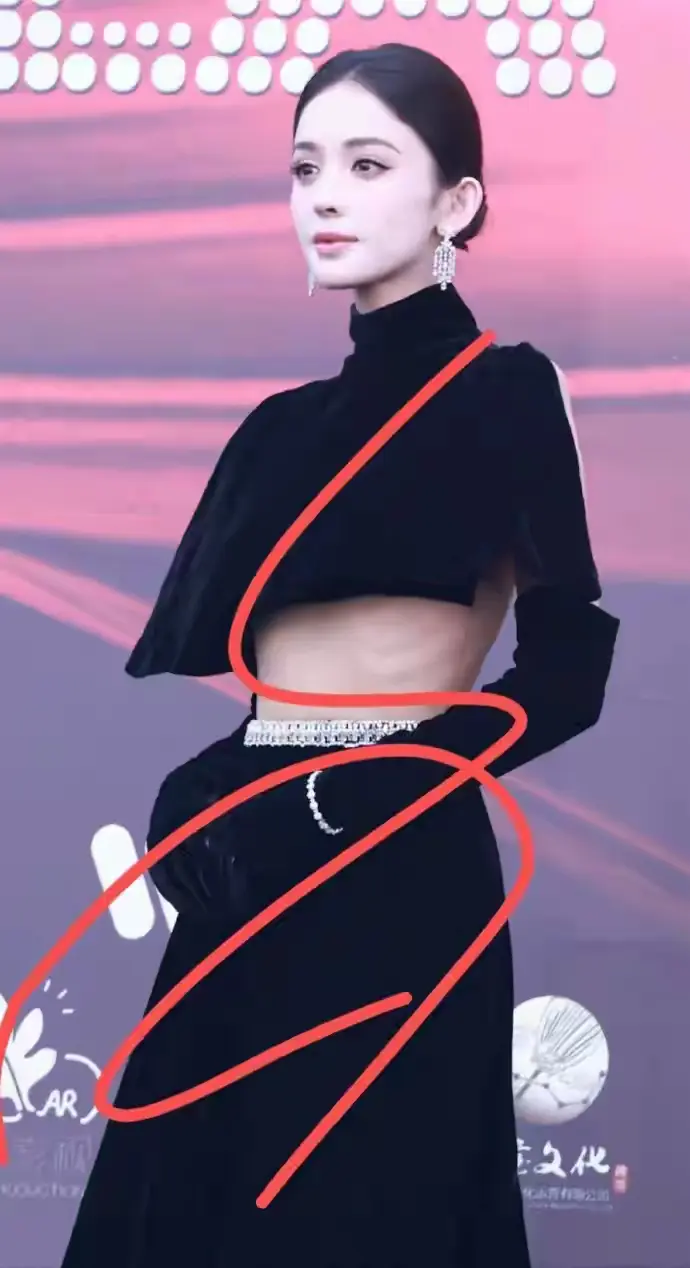 看到娜扎的身材，才惊觉如今女明星们真是一个比一个瘦。