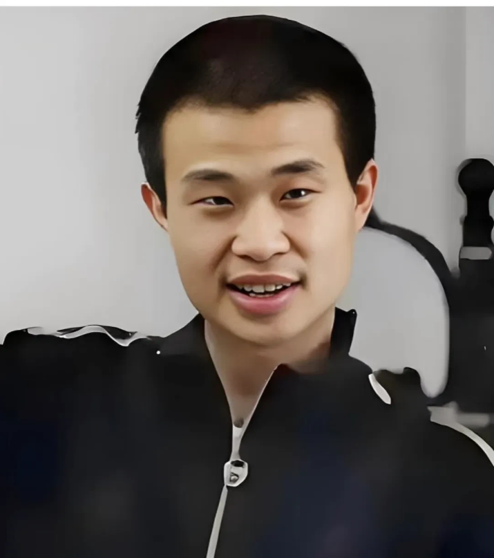 韦东奕的天才之路：被北大长聘，年薪百万，不考核，心无旁骛！ 

  韦东奕在8月