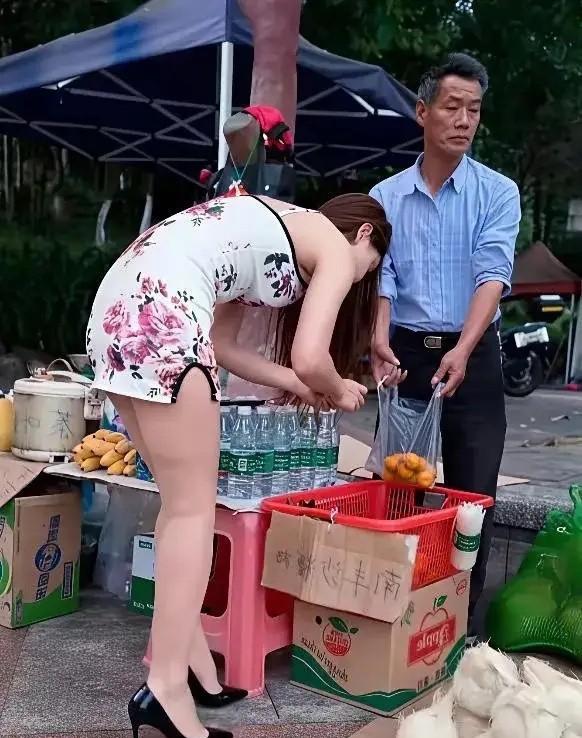大叔真君子
一美女弯着腰挑着桔子，长时间的挑拣使得大叔和美女之间产生了微妙距离，