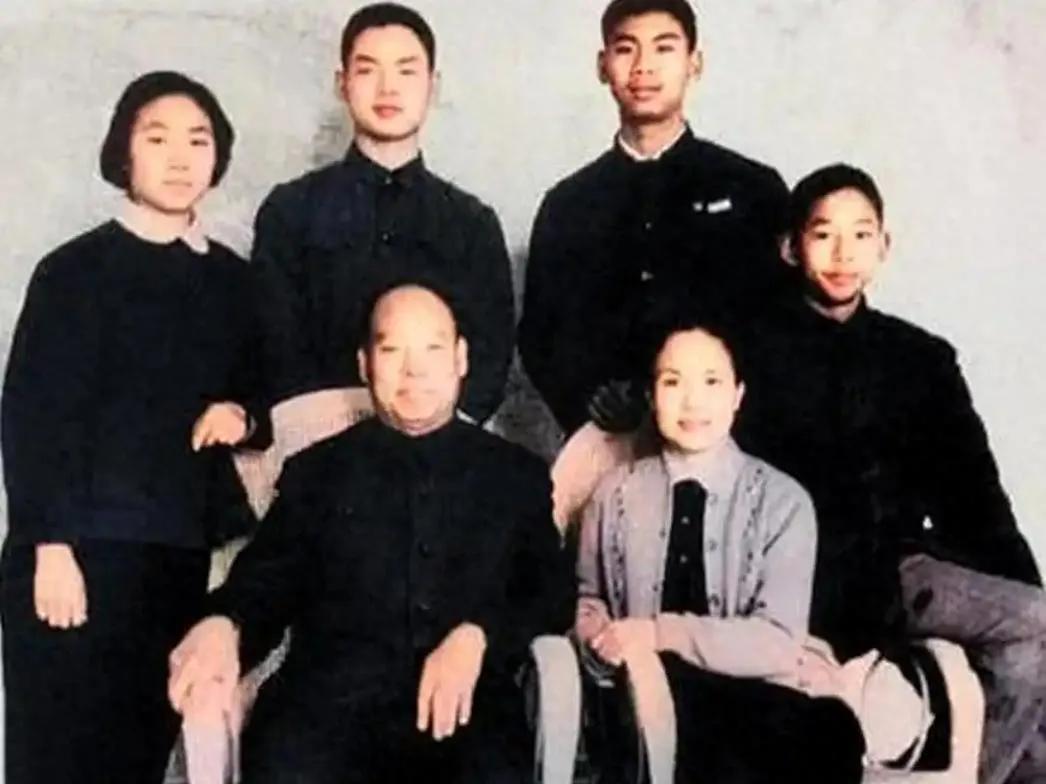 彭真全家福，一共有5个孩子，4男1女。1949年，北平和平解放后，彭真被任命为市
