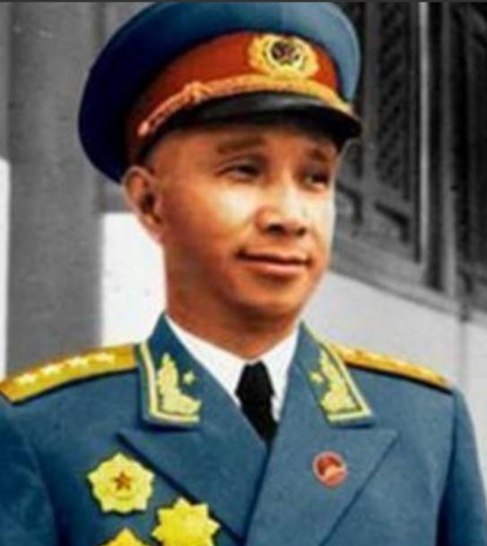 1960 年，毛主席邀已被撤职的粟裕前来参加上海政治局扩大会议，会前曾对他说: