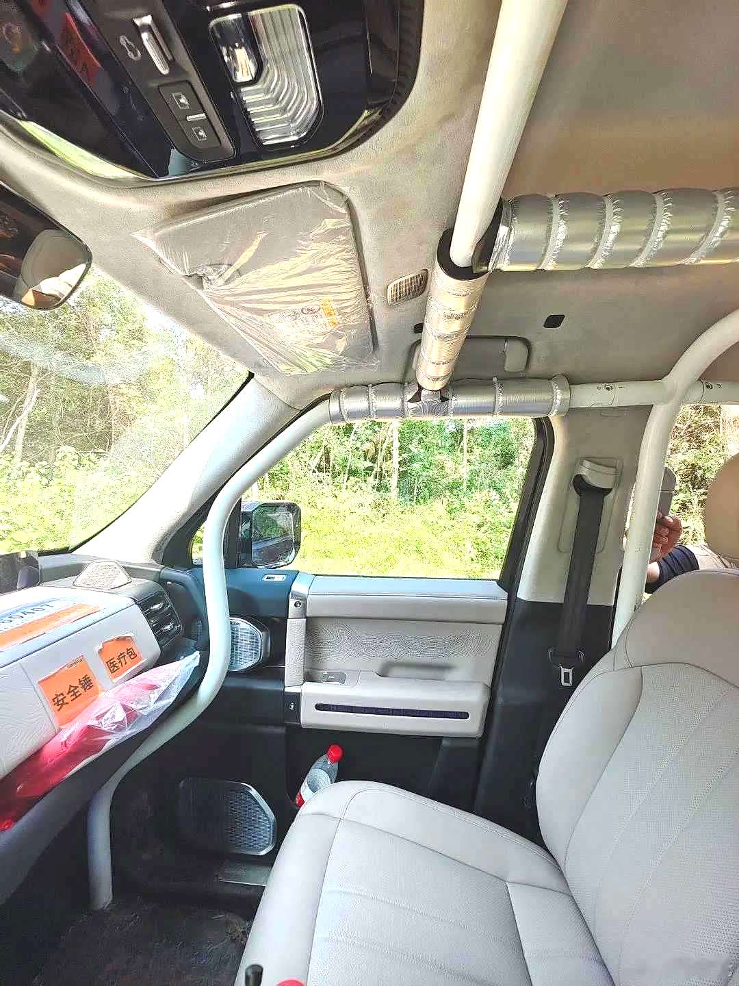 这不挺豪华的，还有防滚架