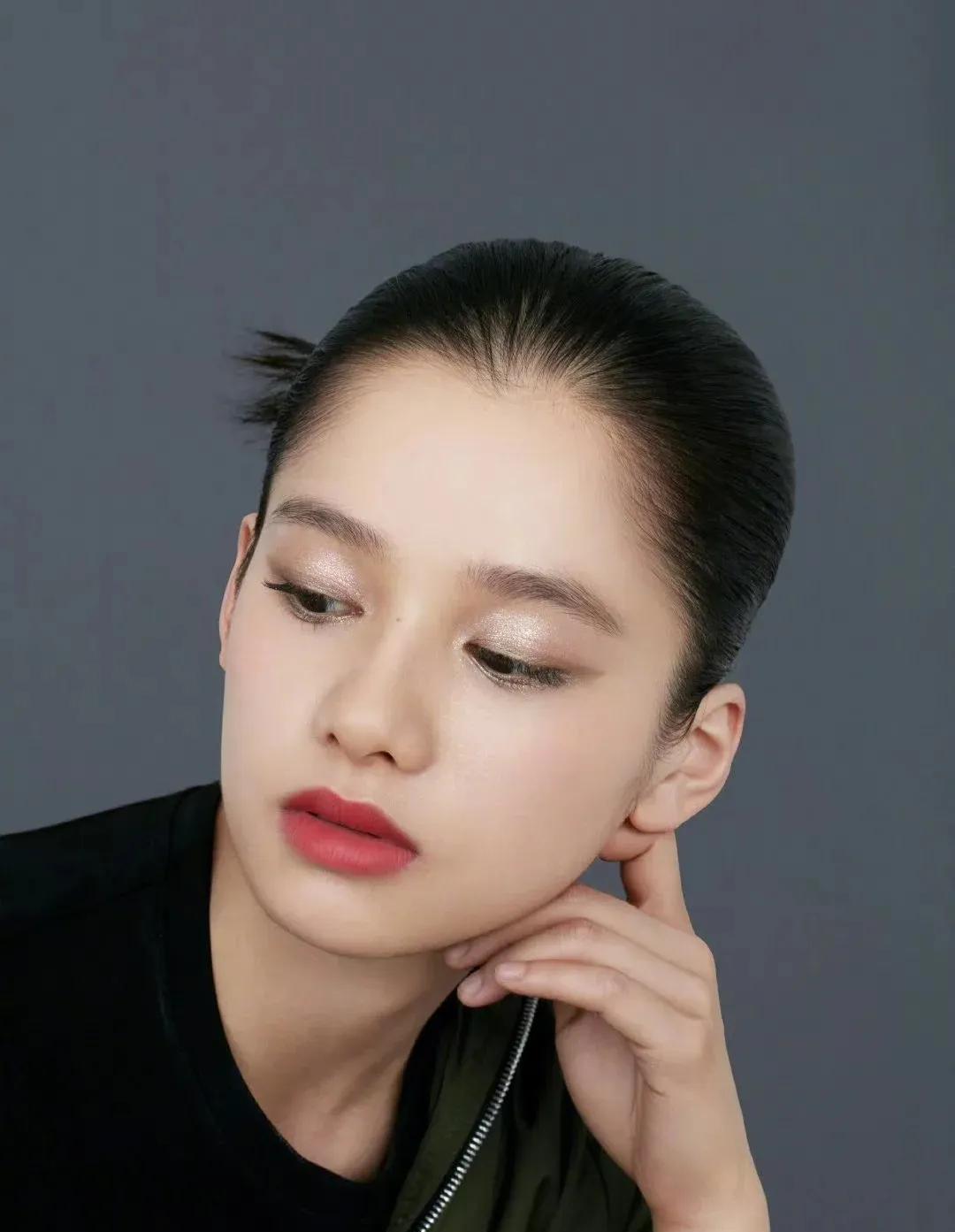 张婧仪骨相绝了，贴头皮发型也能这么漂亮。#贴头皮自拍# #张婧仪牛仔造型#