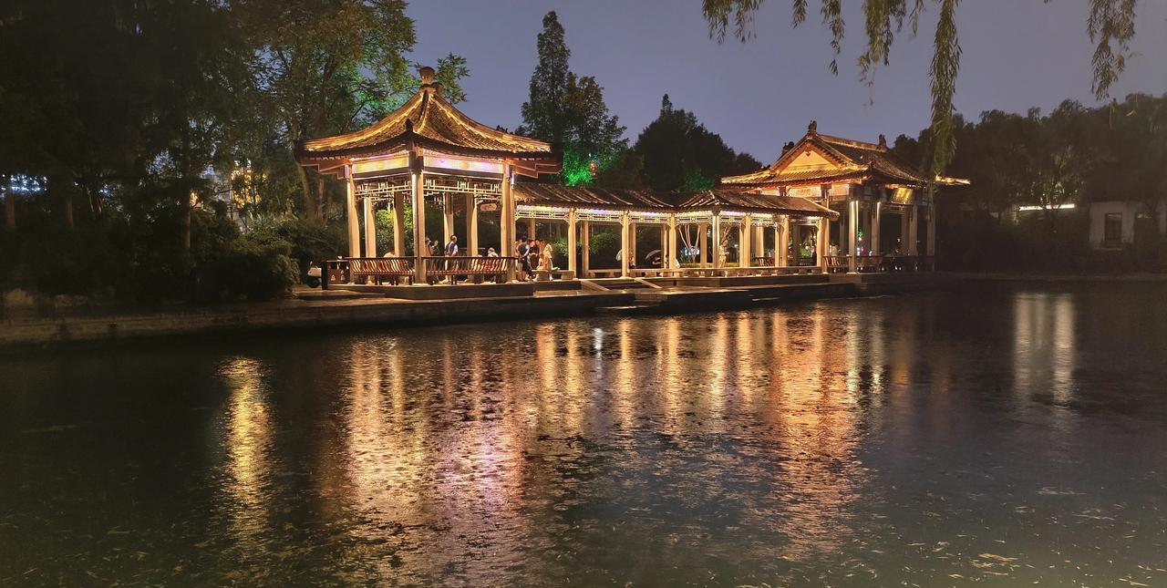 今天济南的天气预报还是很准的。说晚上8点钟下，就8点下。
这一场雨真及时啊！南山