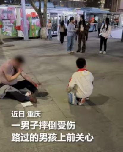 “这个男孩火到《人民日报》了。”3月27日，重庆一男子因受伤坐在地上血流不止，见