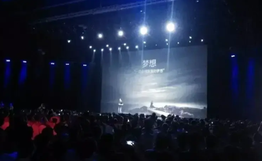 或许在手机领域小米比不上华为、苹果；在造车方面不及比亚迪、保时捷；于空调方面逊色