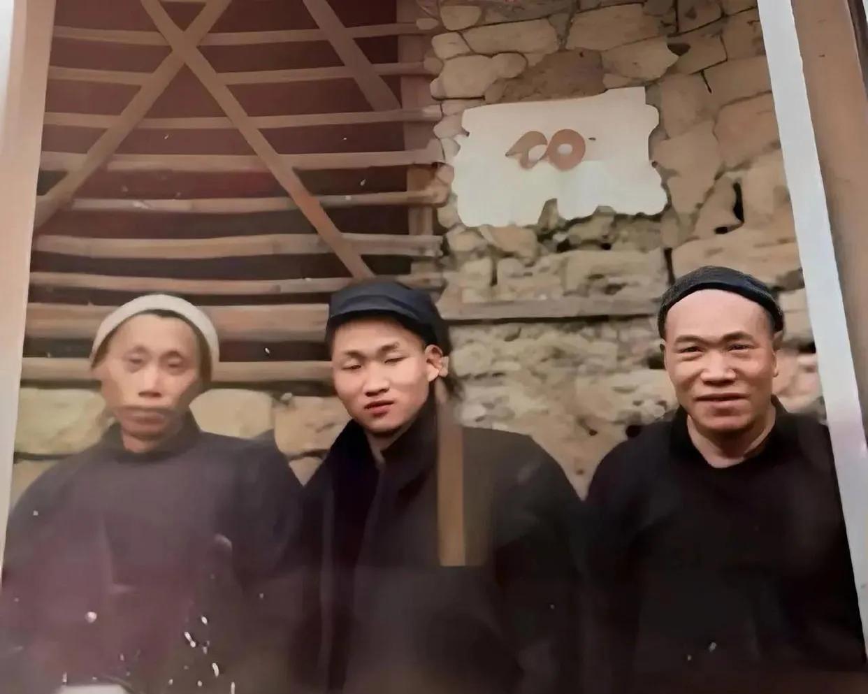 1950年，毛岸英在长沙清水塘留影，这是师哲家人捐的照片，可以看到当时的房子还是