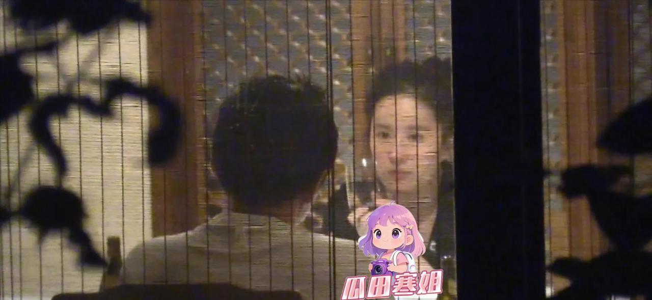 刘亦菲聚餐Mix：催放悄悄话，被夸年轻男子