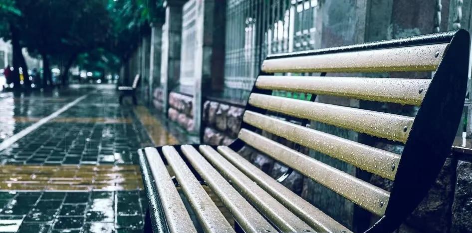 南京高考期间有雨，老人说这是吉兆
       今天是高考第一天，昨晚就下起了雨