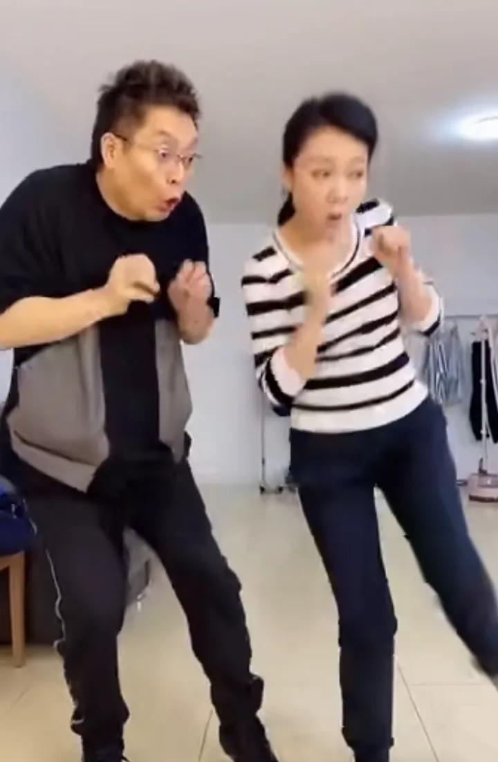 别说这个人还是很有女人缘的，不是和这个美女在一起，就是和那个美女在一起，和女人玩