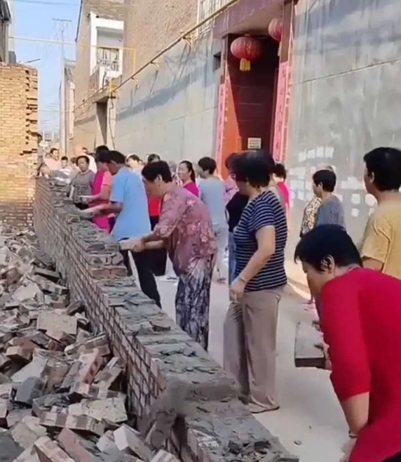 这是引起了众怒了.....
