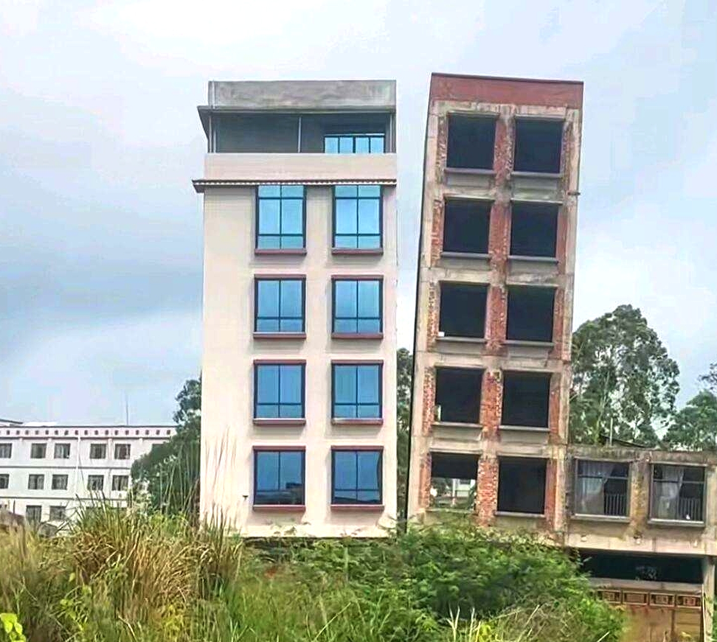 刚建没多久的房子就这样，有什么办法扶正呢