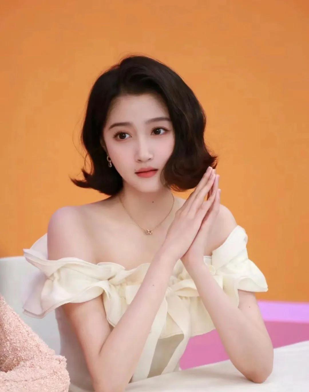 关晓彤，尴尬了！
3月19日，关晓彤突然冲上热搜第一位，这次不是因为鹿晗，谁也没