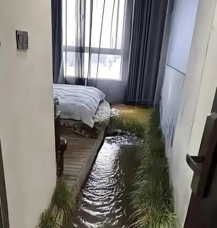 今儿去朋友家，一进屋，好家伙！他家地面装修得跟真水沟似的，逼真到我都不敢下脚，生