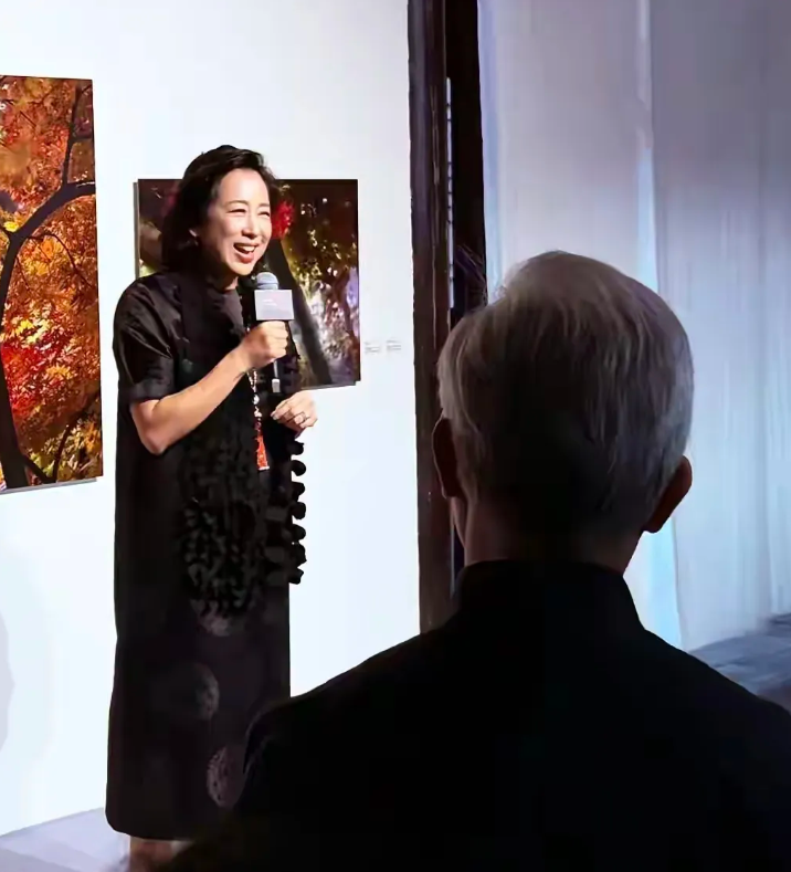 朱玲玲对罗康瑞爱的也太明显了，在上海举办的画展，署名不是朱玲玲，而是罗朱玲玲，属