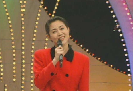 2009年，倪萍99岁的姥姥病危，医生问她：给不给姥姥上呼吸机？倪萍直接拒绝。姥