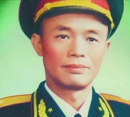 1967年，钟伟被人装进麻袋，扔进了湖里，他拼命挣扎才挣脱麻袋上了岸，接着他打了
