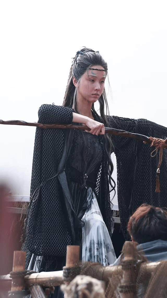 又是笑死在评论区的一天[笑哭]
只见陈都灵白发苍苍，斑点多多，连眼睛都“老”得睁