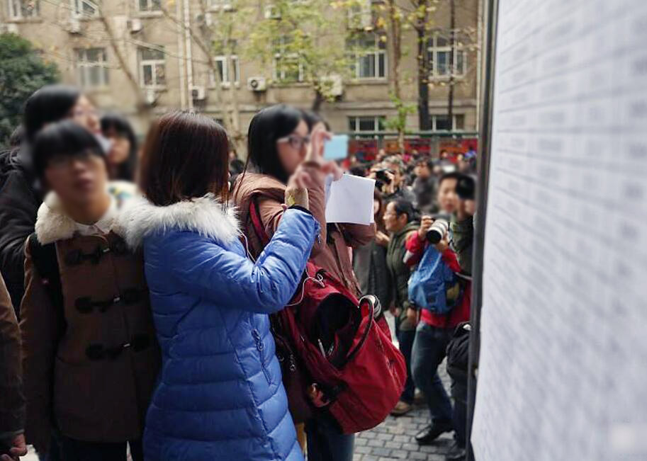知名企业家曹先生多次公开表达了自己对“大学生考公务员”这一现象的看法。他在一次采