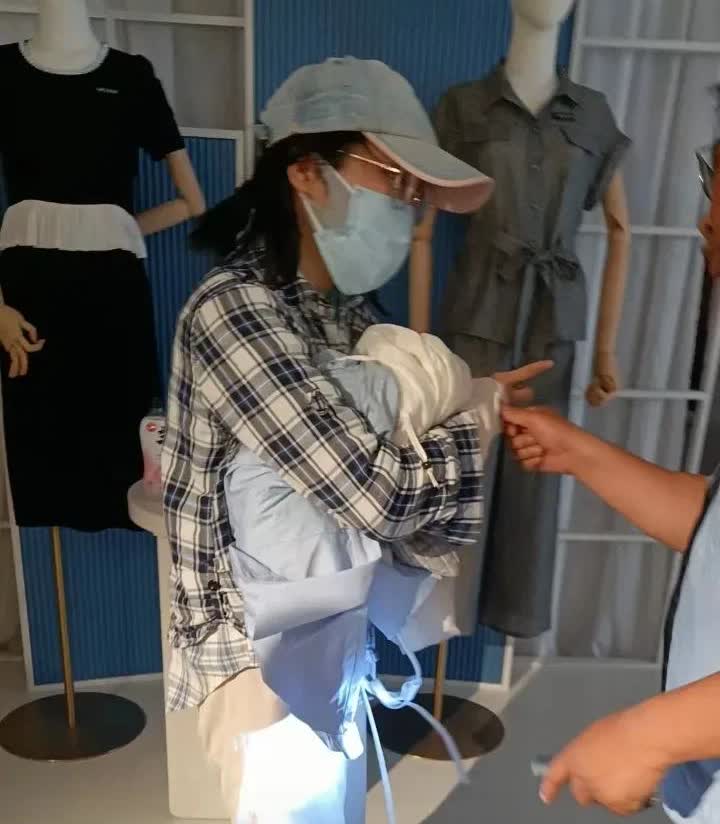 活不起了！6月22日晚上，河南一女子到新玛特偷衣服被抓到现行！

女子戴了两