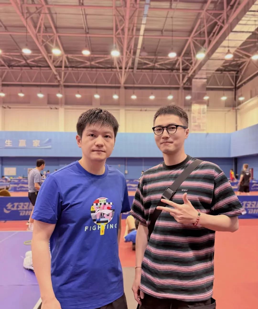 樊振东上海队训练基地今日训练现场。
又看到新鲜小胖！
也不能叫小胖了！东哥看起来