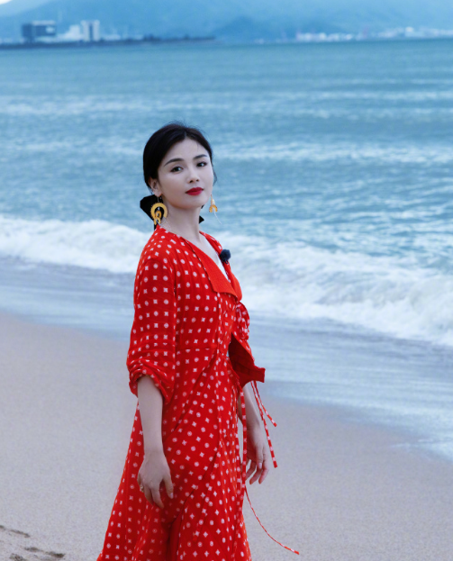 刘涛的海边复古红裙妆造，这感觉超可以的，nice！