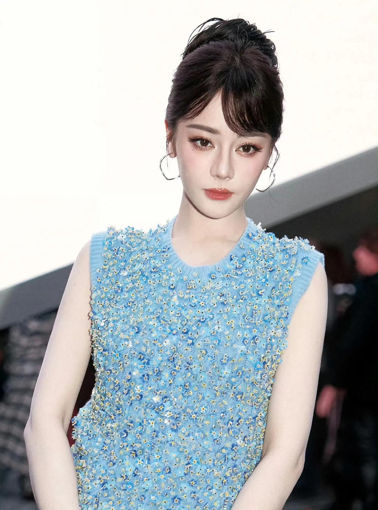 迪丽热巴完美神颜！谁说真人芭比只存在于动画里？镜头前的迪丽热巴，高鼻大眼、巴掌脸