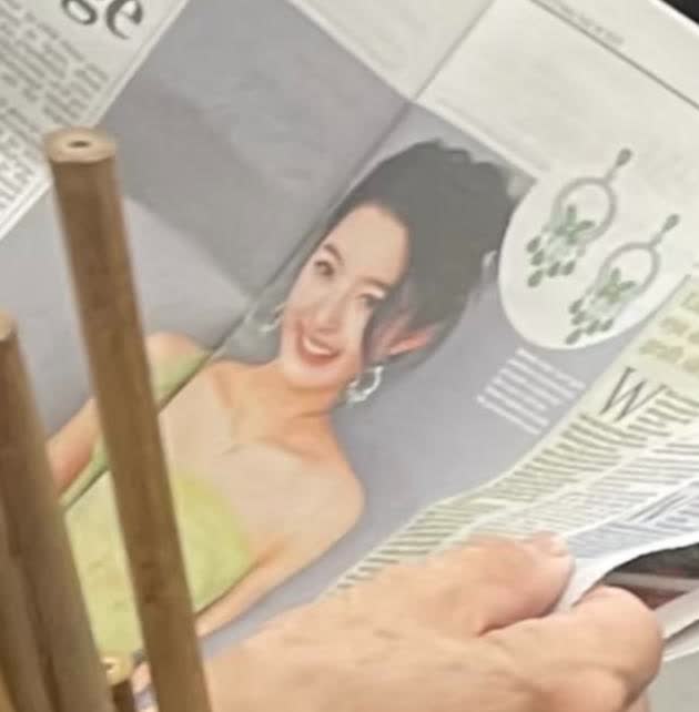 黄杨钿甜的事都火到国外去了，有位在英国留学的网友，乘坐地铁时偶然发现，邻座外国乘