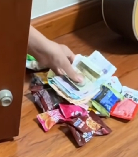 山东一女生，因高考成绩不理想，便躲在屋子里哭，不料，下一秒门被打开了，女生下意识