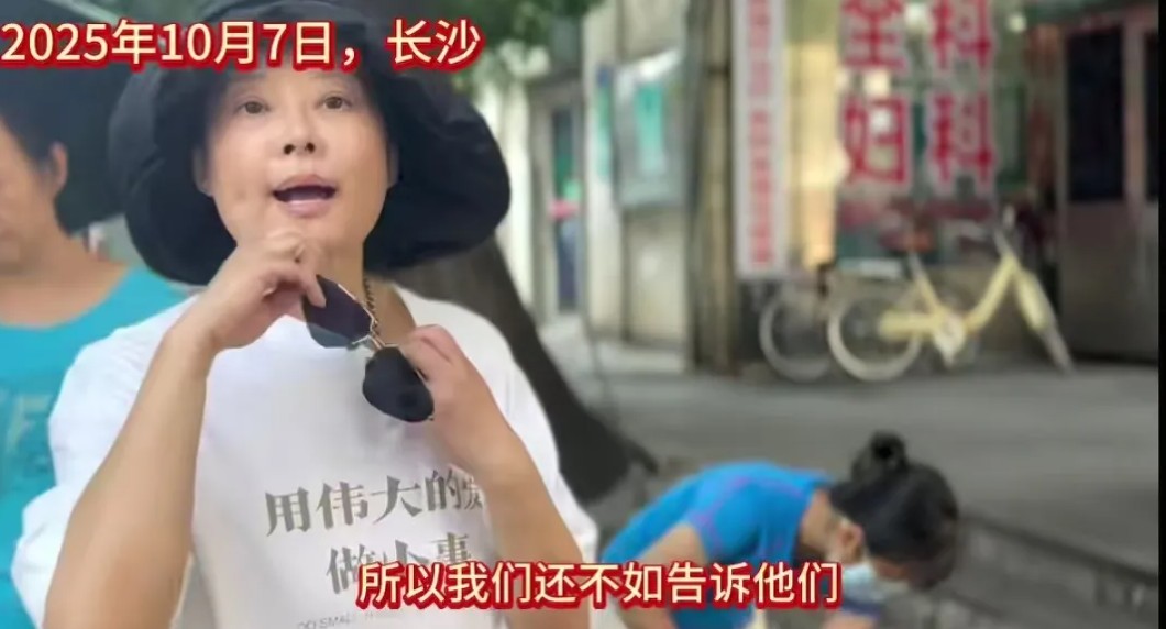 53岁袁立素颜扫街做公益，不摆明星架子，用行动诠释"用伟大的爱做小事"，一整天弯