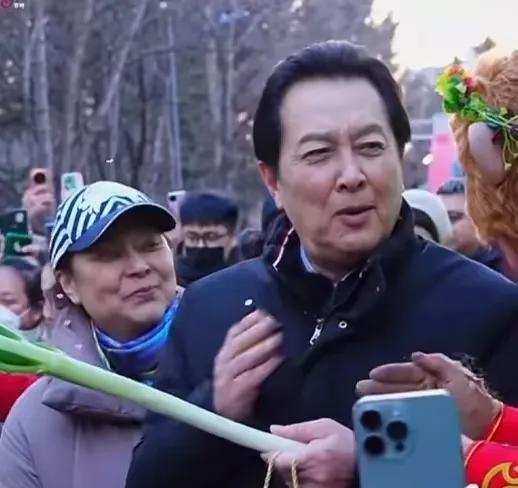 唐国强和妻子出席活动，一看唐国强就是宠妻狂魔，还让大家为夫人鼓掌，一看这两口子就