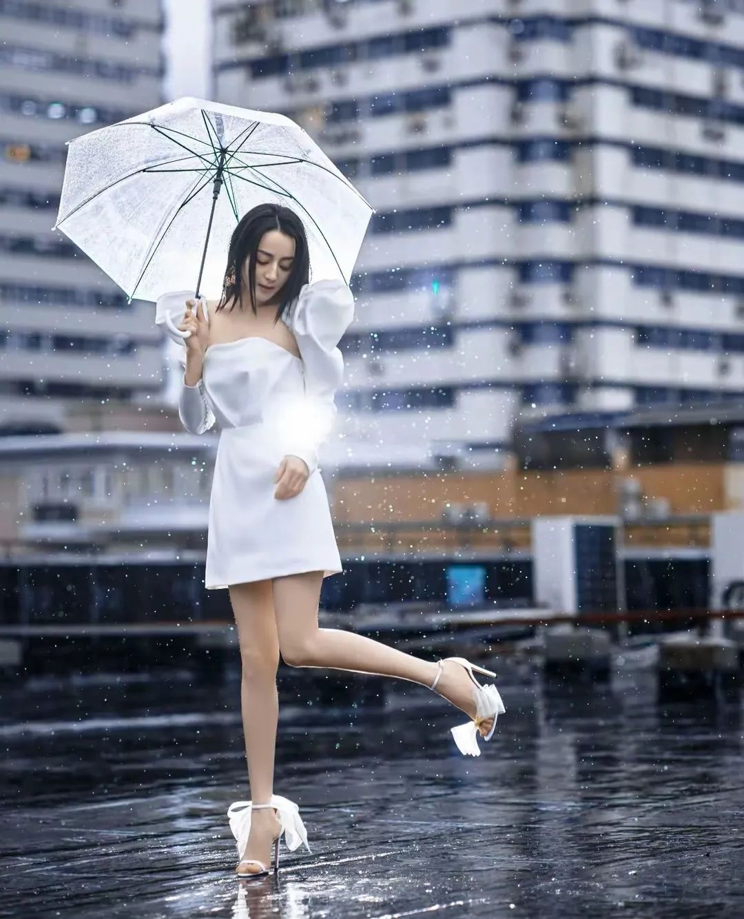 迪丽热巴舞步翩翩，踮脚瞬间美到窒息