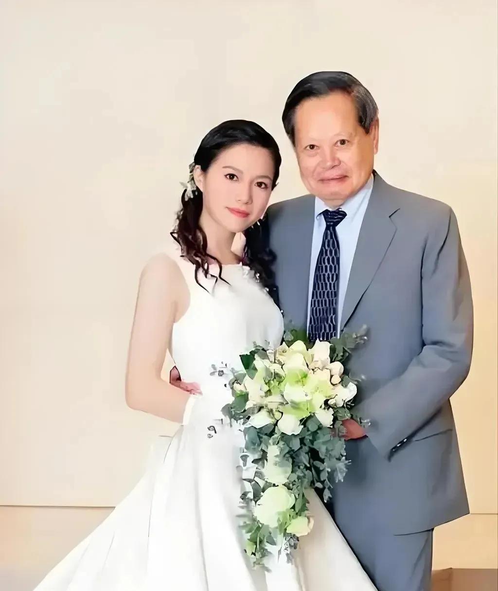 21年前，翁帆穿婚纱真漂亮，两只眼睛又大又有神。两个人在一起生活时间久了，是可以