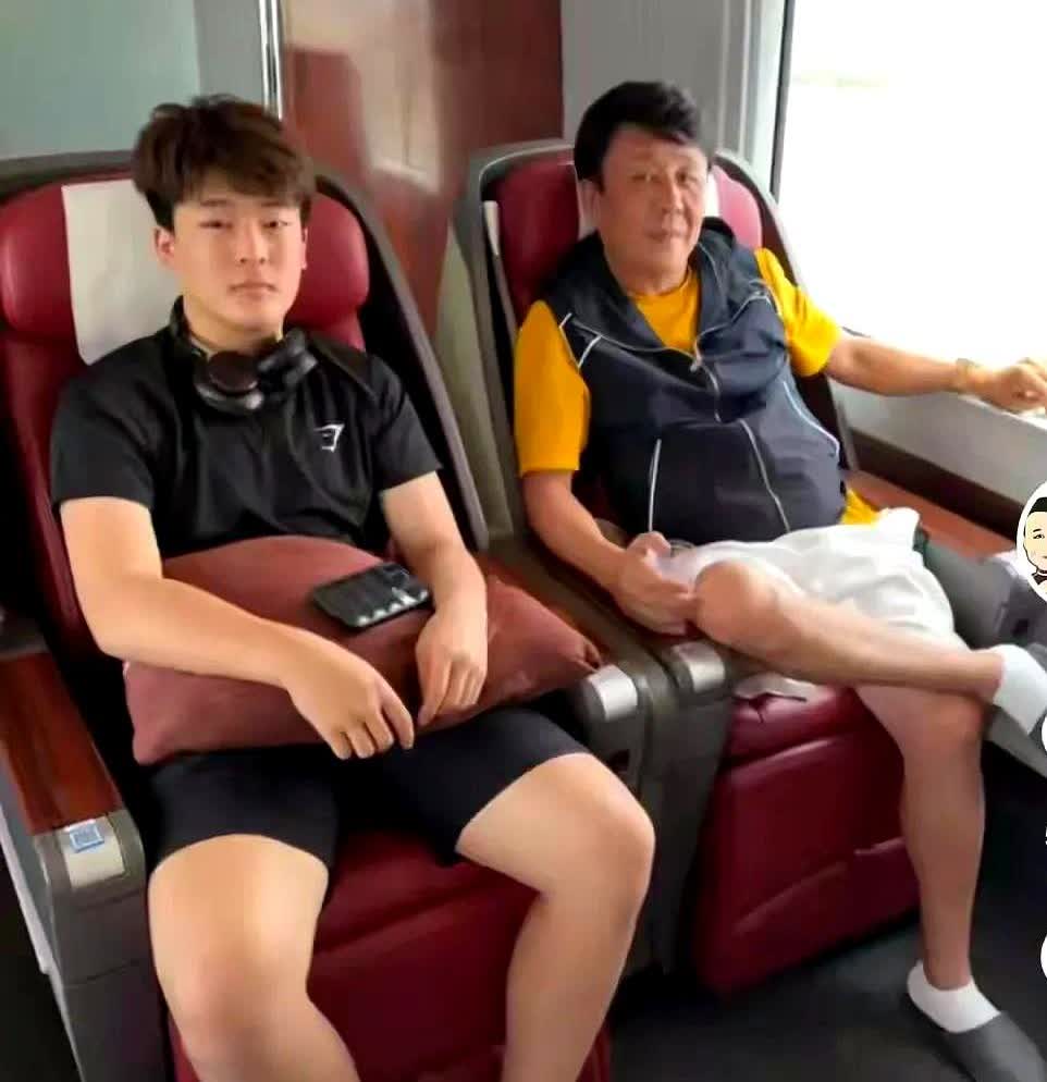 张怡宁是一个一点也不需要别人羡慕自己的女人，就算参加李隼女儿的婚礼，可以让徐威陪