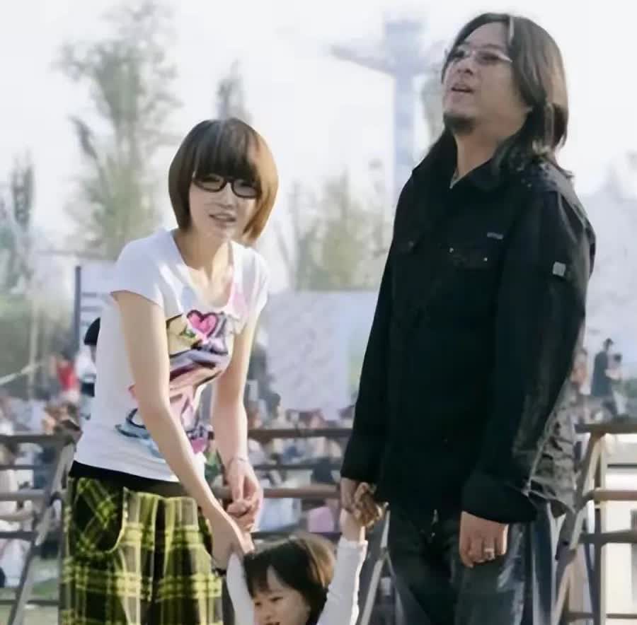 生娃还得趁早啊。
高晓松的前妻之一夕又米，生第一个娃的时候只有19岁，因为在选