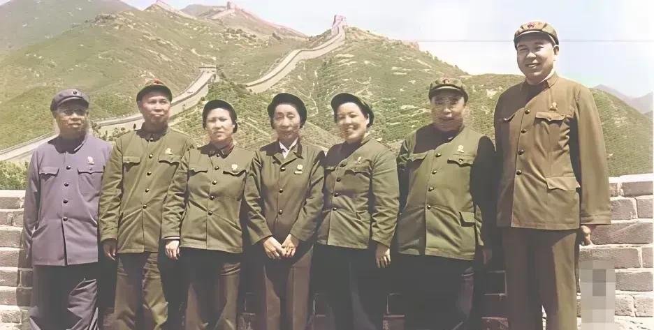 那个激情燃烧的岁月，男女之间似乎没了性别之分，无论什么人，都是草绿色军装或中山装