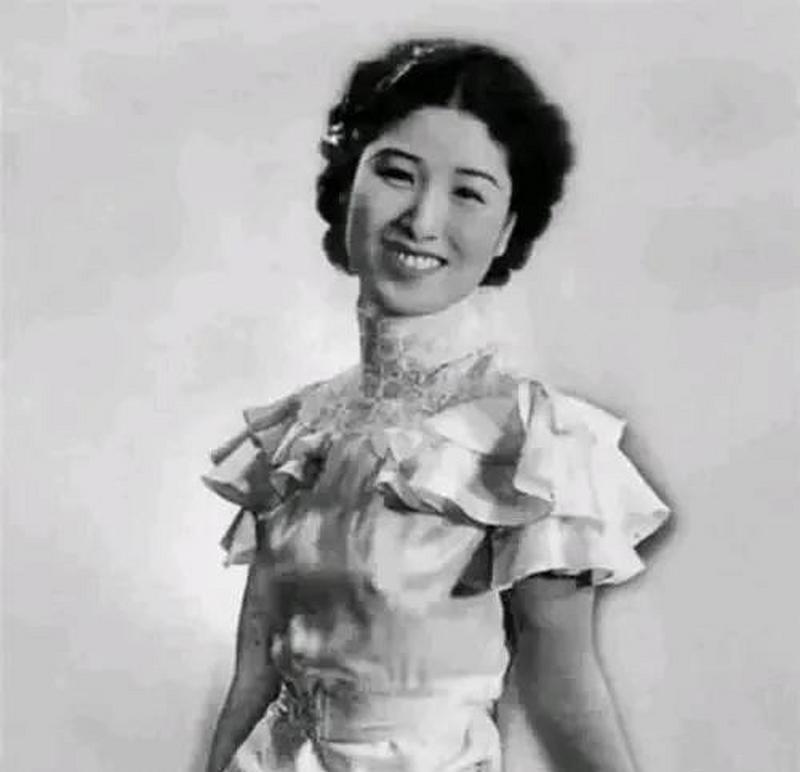 1940年深夜，民国大美女郑苹如，被秘密押到小树林执行枪决。特务垂涎她的美色，犹